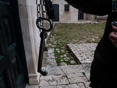 A venirci incontro � don Nino, l�anziano parroco. � lui ad aprirci il portone del santuario utilizzando un�enorme chiave nera, simbolo di un�epoca lontana